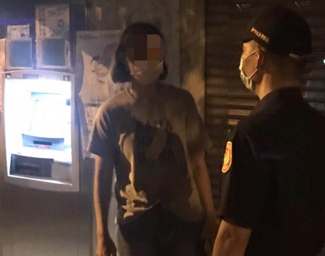 和平警分局双崎派出所警员林懋轩阻诈成功，保住张女辛苦钱。（和平警分局提供／陈淑娥台中传真）