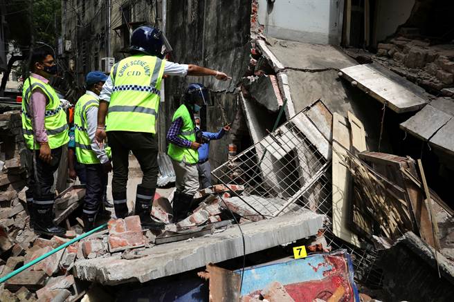 首都达卡市中心今天发生威力强大的爆炸事故，炸毁一栋3层楼建筑，造成至少7人丧生、50人受伤。(图／路透社)