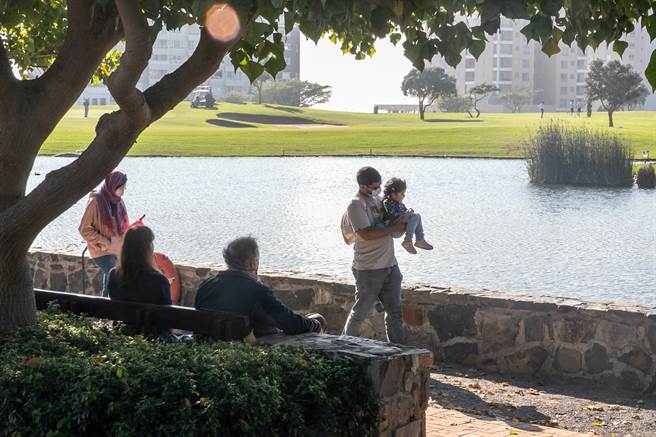 南非恢復實施為期2週的防疫限制措施，以對抗具高度傳染力的2019冠狀病毒疾病（COVID-19）Delta變異株病例激增情形。(圖／新華社)