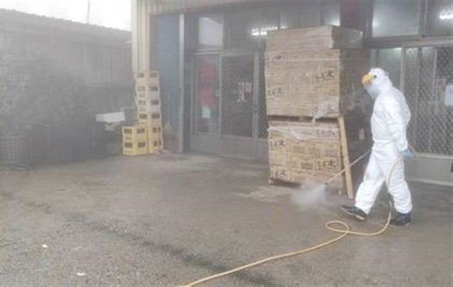 仁愛鄉公所清潔隊，進行消毒作業。（仁愛鄉公所提供／廖志晃南投傳真）