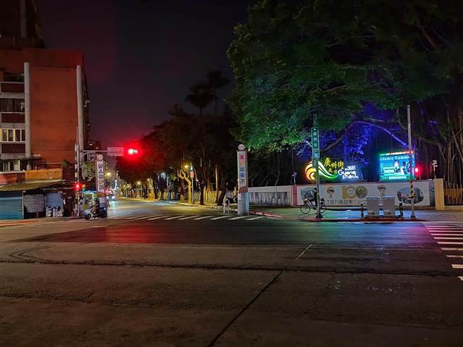 北市部分夜市明起陸續恢復營業，台北市長柯文哲表示，除了南萬華夜市需申請至外，其他行政區的夜市准復業，但不准內用。圖為廣州街夜市。(圖／取自我是萬華人)