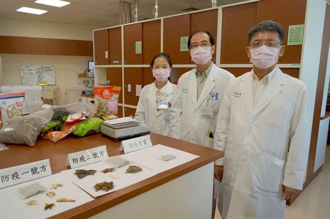 中国医药大学中医部部长黄升腾（右起），带领主任林峻邦、医师林莉华等团队成员投入「抗冠方剂」研究。（中医大提供／林欣仪台中传真）