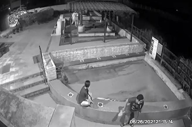 4名遊客無視防疫規定，26日晚間9時許翻越圍籬闖入新北市磺港戶外泡腳池，未戴口罩擅自開燈、放水泡腳。（金山區公所提供）
