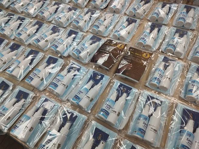 灵鹫山为街友贴心准备爱心防疫包。（灵鹫山佛教教团提供）