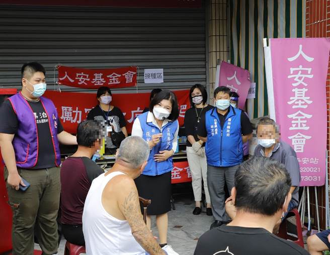 云林县政府启动街友疫苗接种专案，县长张丽善（前左四）前往关怀宣导防疫。（张朝欣摄）