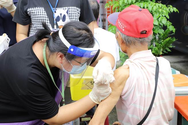 云林县政府启动街友疫苗接种专案，首日接种21人。（张朝欣摄）