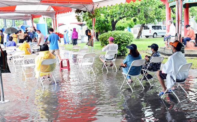 枋寮国小筛检站启动首日，不少民眾泡在水里、排队等待筛检。（林和生摄）