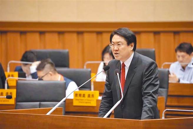 基隆市議會5月中旬原舉行定期大會，但因疫情升溫，全國疫情警戒更升為三級，議會為讓市府專心防疫，將議事日程延後，並訂於明天上午復會，議長蔡旺璉表示，市長總質詢將改為書面回應，盡量讓市府以防疫優先。（本報資料照）