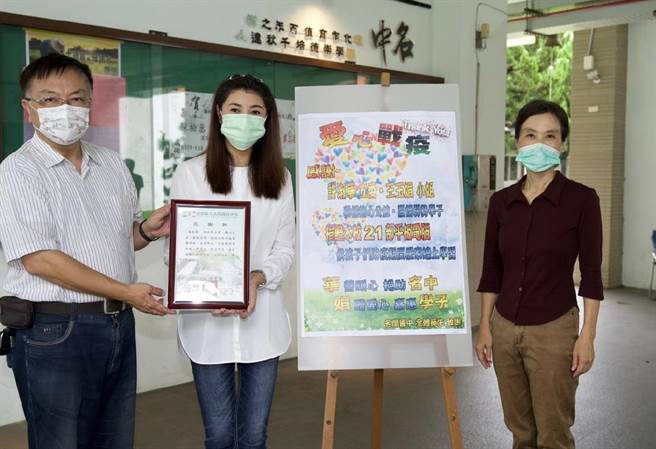 立委许淑华（中）号召友人、企业捐电脑，帮助名间国中学生线上学习。（许淑华服务处提供／廖志晃南投传真）