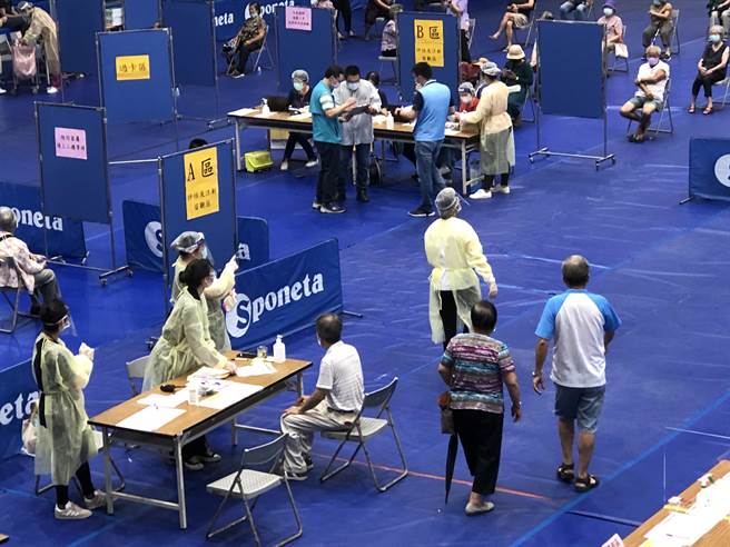 金門獲配莫德納疫苗5040劑，縣府敲定7／2起開打。圖為大型接種站之一的金門縣立體育館接種作業。（李金生攝）