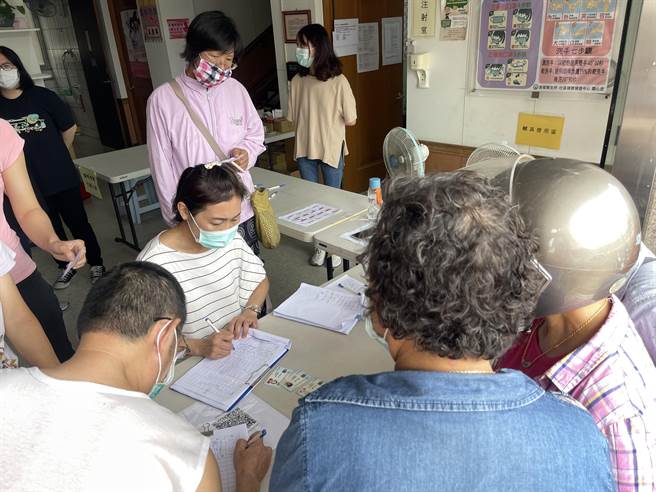 金門AZ疫苗接種，今天開放第10類（50歲-64歲）接種，照原訂規畫至全縣9個合約院所施打，一早就湧進預約施打人潮。（金門縣府提供）