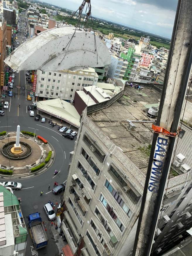 云林县北港镇亚洲大楼顶楼帷幕墙严重倾斜，斥资近百万元拆除。（县议员蔡孟真服务处提供／张朝欣云林传真）