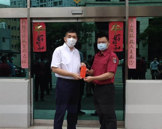 新北市消防局長黃德清於今（28日）上午10時與消防之友會理事長黃志彰，前往分隊慰問確診同仁。（消防局提供）
