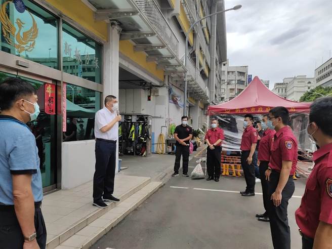 新北市消防局長黃德清於今（28日）上午10時與消防之友會理事長黃志彰，前往分隊慰問確診同仁。（消防局提供）