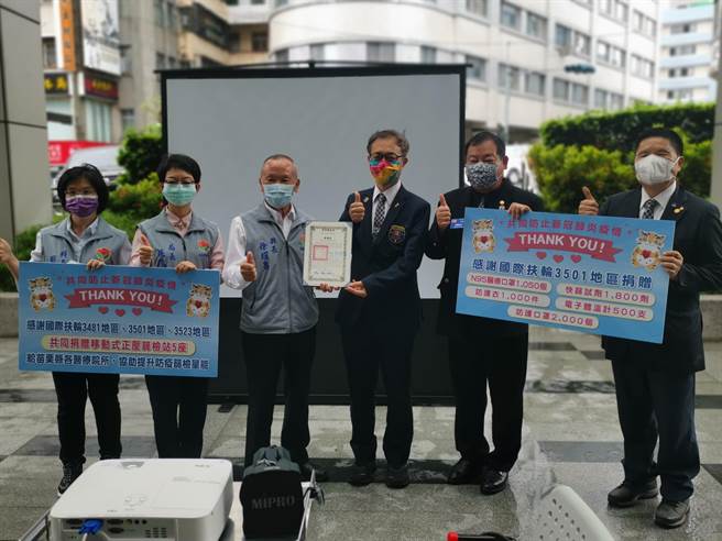 苗栗县长徐耀昌感谢扶轮社捐助苗栗大型空调筛检站。（谢明俊摄）