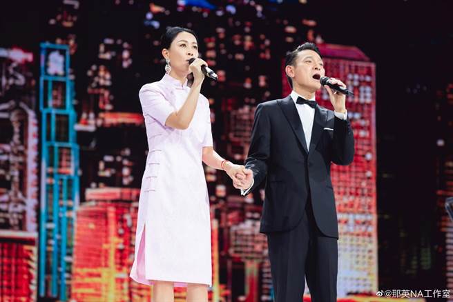 刘德华26日和那英同台演唱〈东方之珠〉。（摘自微博）