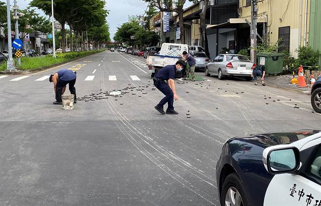 赖男开小货车遇到爆胎，车上货物「铜套轴承」掉满地，中市警局雾峰分局成功派出所员警，巡逻经过，立即管制交通、帮忙捡拾。（雾峰分局提供提供/黄国峰台中传真）