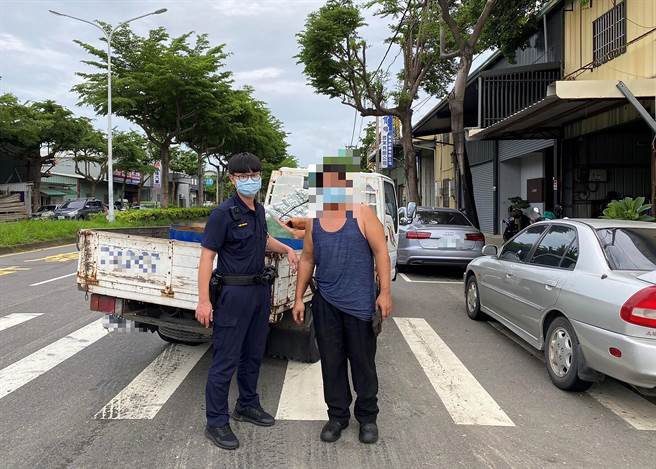 中市警局雾峰分局成功派出所员警，迅速帮忙捡拾洒满地的「铜套轴承」，赖男频频向警方致谢，表示感到十分窝心。（雾峰分局提供提供/黄国峰台中传真）