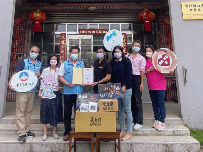 乌山头能源牧场-发电鸡企业代表林宏彦夫妇捐赠「鸡精」，由县府社会处长董燊处长率同主管接受。（金门县府提供）