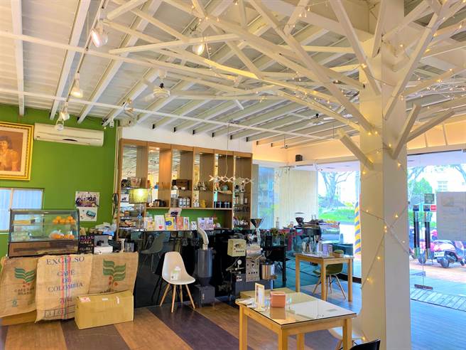 逗點青少年公益商店配合防疫停止內用，目前只能靠咖啡和餐點外送營運。（張秀菊基金會提供／盧金足台中傳真）