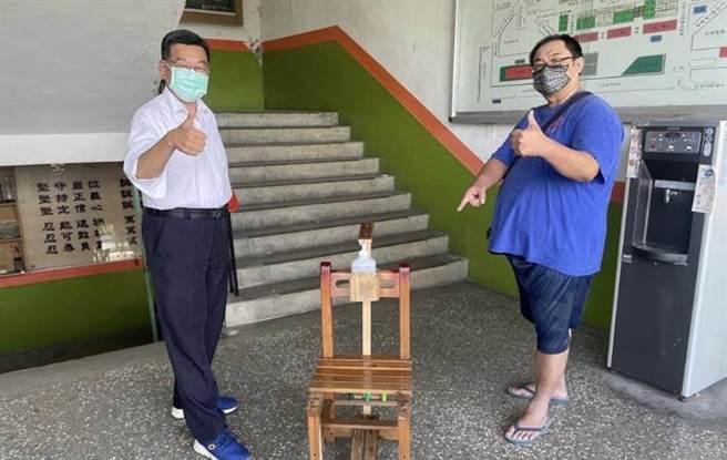 陳怡安的爸爸陳志銘（右）和五股國中校長楊尚青（左）與腳踏式酒精噴消器合影（五股國中提供／戴上容新北傳真）