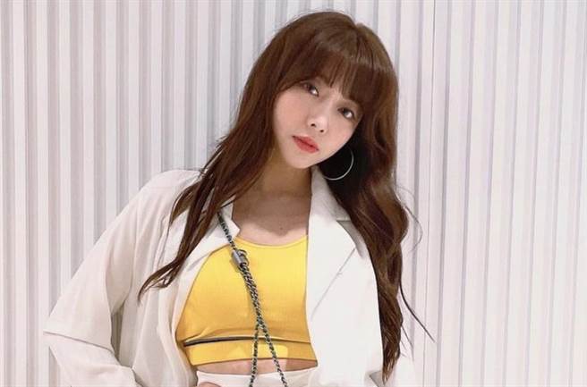 成語蕎外型甜美，身材體態保持良好。