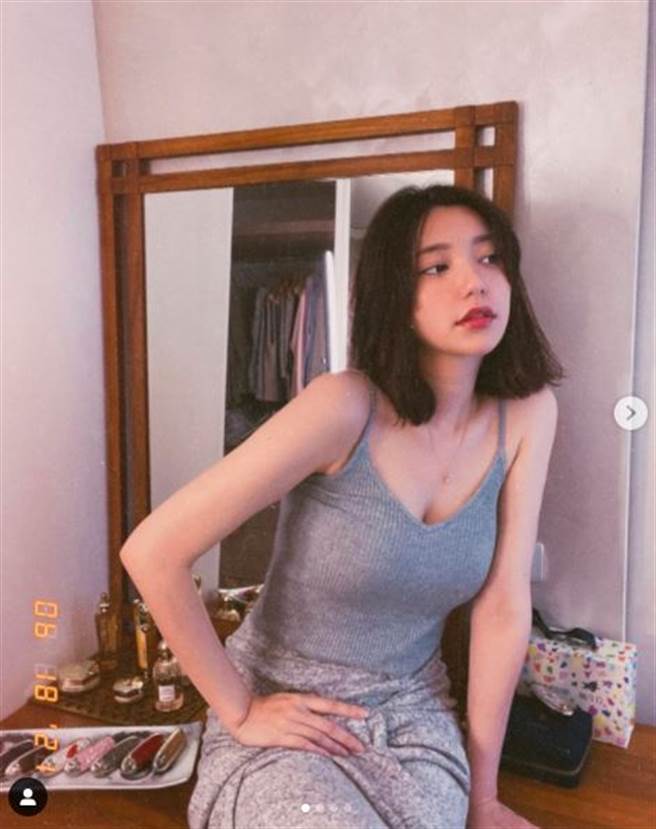 郭雪芙在家穿细肩带背心小秀性感。（图／翻摄自IG）