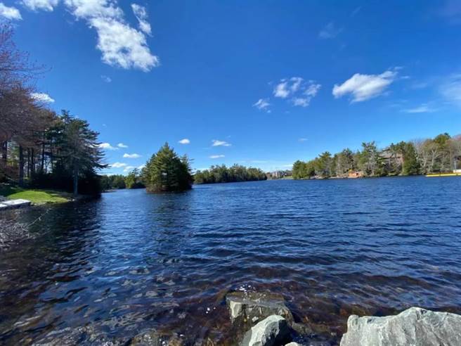復活节意味着春天正式开始。春天来了，哈法的湖水清澈，夏天可以下水游泳。(作者提供）