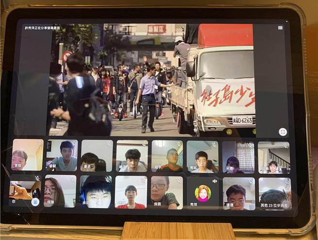 僑泰高中居家線上學習，利用社團及班會課時間，播放〈社子島少年行〉紀錄片，讓同學領悟生命探索過程。（僑泰高中提供／黃國峰台中傳真）