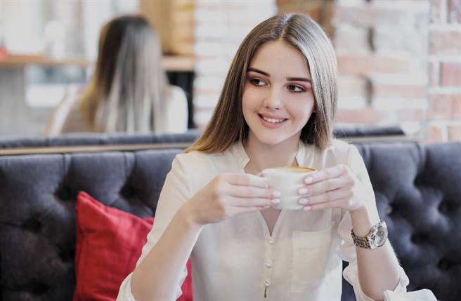 雙魚座、水瓶座、天秤座的女性個性柔情似水，總讓男人們忍不住淪陷。（圖／Shutterstock）
