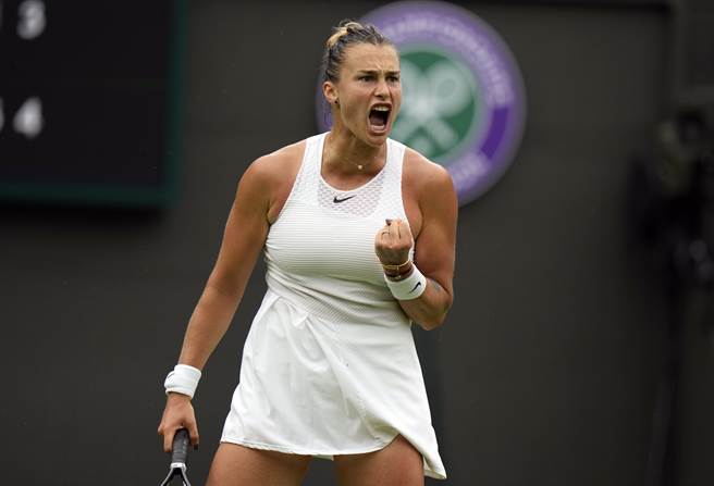 莎芭莲卡温布顿首轮直落二过关。（美联社）