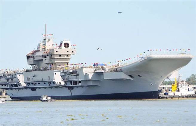 印度國產航母維克蘭特號曾經進行3次下水儀式，一度讓許多人誤以為印度連續建造了3艘航空母艦。其建造總時程長達12年也創下世界紀錄。（圖／ANI)
