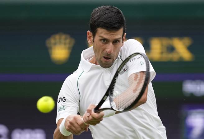 世界球王乔柯维奇温网第一轮先输一盘再连抢三盘获胜。（美联社）