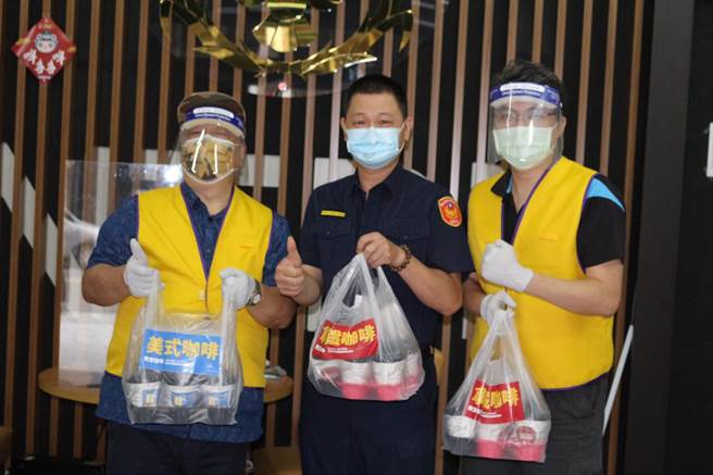 今（28）日傍晚新北眾教会一行人带着美味的热咖啡，首站前来板桥派出所慰劳员警提振士气。（板桥警分局提供）