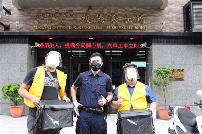 今（28）日傍晚新北眾教会一行人带着美味的热咖啡，首站前来板桥派出所慰劳员警提振士气。（板桥警分局提供）