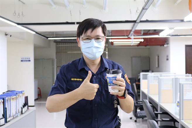 今（28）日傍晚新北眾教会一行人带着美味的热咖啡，首站前来板桥派出所慰劳员警提振士气。（板桥警分局提供）