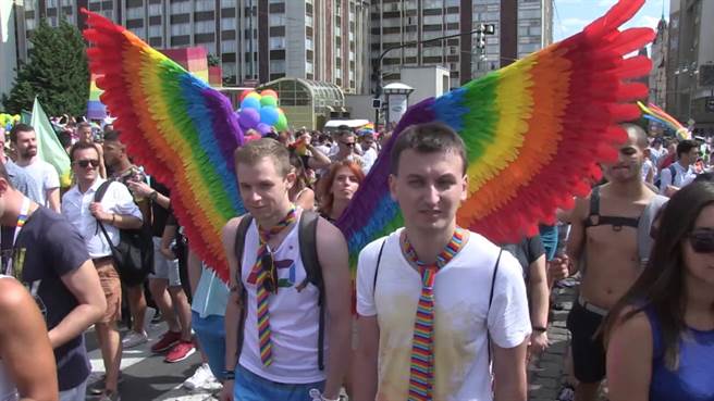 2018年在布拉格的LGBTQ遊行，澤曼說，要是他年輕時代，就會辦異性戀遊行來反制。(圖/YOUTUBE)