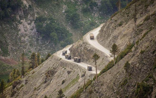 外媒指稱印度最近在中印邊境持續增派部隊，部隊總數已達20萬人，較去年增加了40%。（圖／推特@Kaala_Nag)
