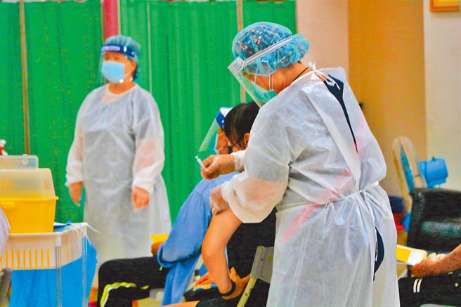 作家杨照批评政府疫苗施打政策，正残酷地撕裂这个社会。图为屏东枋山快打站27日开打疫苗。（谢佳潾摄）