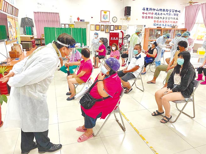 屏東縣長潘孟安（左）27日前往枋山快打站，關心疫苗施打狀況。（屏東縣政府提供）