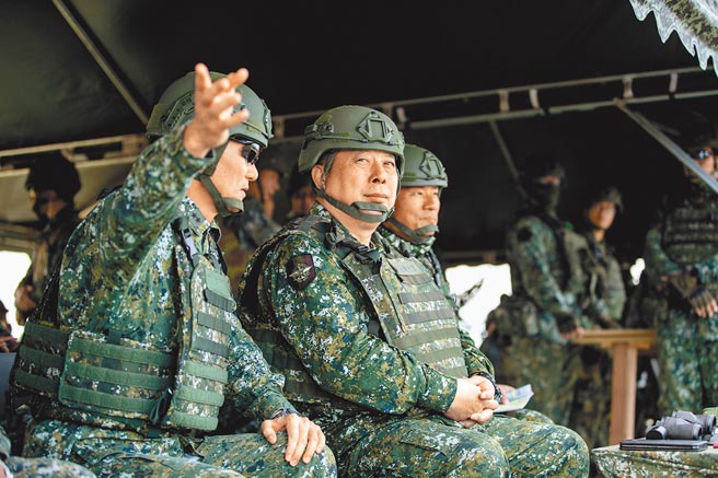 上周发布的国军上将人事案，只有军政副部长没公布，军中人士认为，军政副部长人选，可望恢復文职。左二为新任陆军司令徐衍璞。（军闻社）