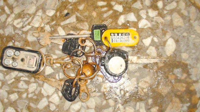 基隆市警方從無名屍遺留的鑰匙發現線索，縮小搜尋範圍，協助無名屍找到家屬。（基隆市警察局提供／陳彩玲基隆傳真）