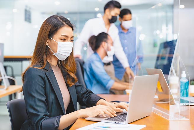 新鲜人初入职场，疫情纷扰、小钱更要发挥大效果，保险首重意外险、实支实付医疗险，替自己未来保障打基础。（全球人寿提供）