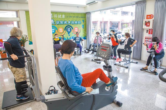 依勞保條例規定，自2008年起民眾可依出生年次計算老年給付請領年齡，明年將提高到63歲。圖為民眾休閒活動。（南投縣政府提供）