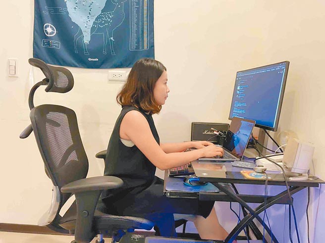 在科技业上班的黄小姐实施居家办公，她坦言还是比较喜欢面对面开会沟通。（黄小姐提供／柯宗纬高雄传真）
