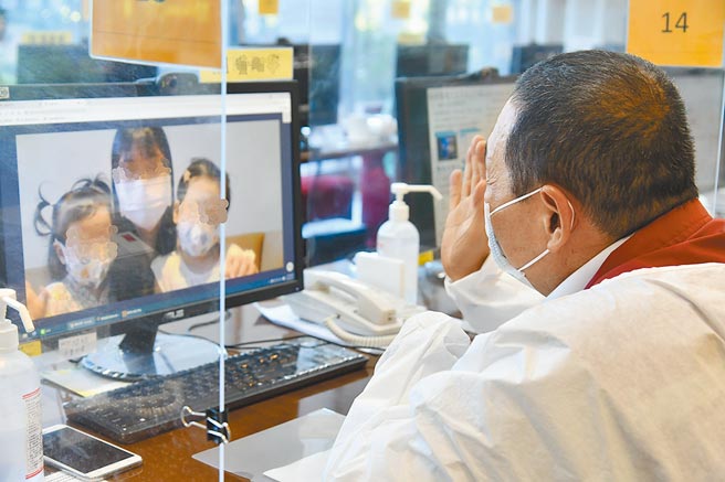 新北市长侯友宜27日至深坑检疫所视察「远距关怀虚拟病房平台」，过程中和一位妈妈与同住的两位小妹妹视讯。（新北市政府提供／王扬杰新北传真）