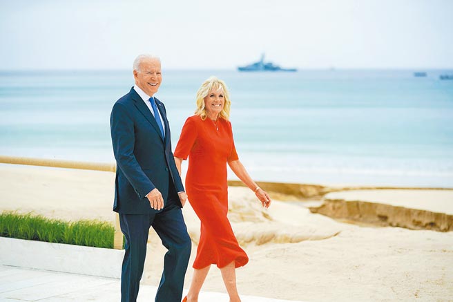 日本《读卖新闻》等媒体27日引述消息报导，邀请和安排美国第一夫人吉儿出席开幕典礼，美国总统拜登、副总统贺锦丽并不会同行。图为美国总统拜登（左）及第一夫人吉儿（右）。（摘自美国总统拜登脸书）