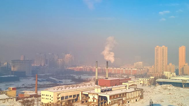 根据哈尔滨市环保局公布的数据，每年10月至次年4月环境空气急剧变差，各项污染物浓度值较高，超标严重。（中新社）