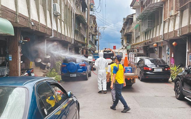 彰化神坛传播链已造成南投竹山3人确诊，27日再新增1例确诊、1例阳性个案，环保局派员加强清消。（竹山镇公所提供）