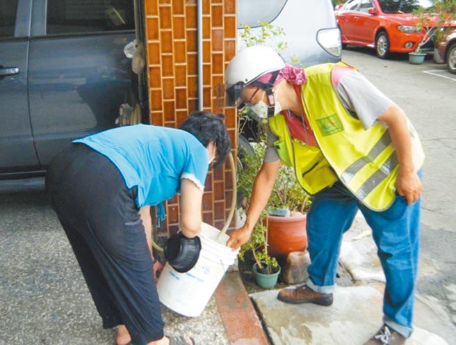 环保局派员加强宣导民眾落实巡倒清刷，提醒民眾下雨后要特别注意居家环境清洁整顿，避免登革热的发生。（台中市政府提供／陈世宗台中传真）